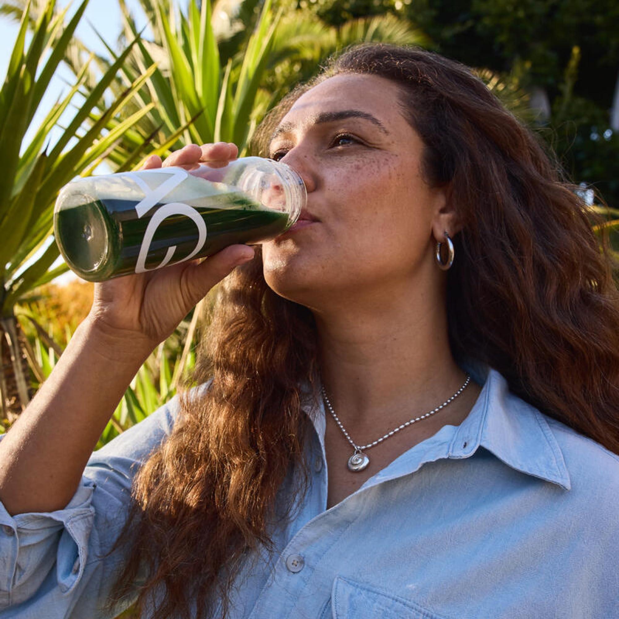 AG1 AG1 Greens Powder Supplement | Improve Gut Health | Multivitamin, Probiotic, Gluten Free, Vegan and Keto Friendly | Shaker & Scoop Included | 75 Vitamins (Athletic Greens), Classic Formula