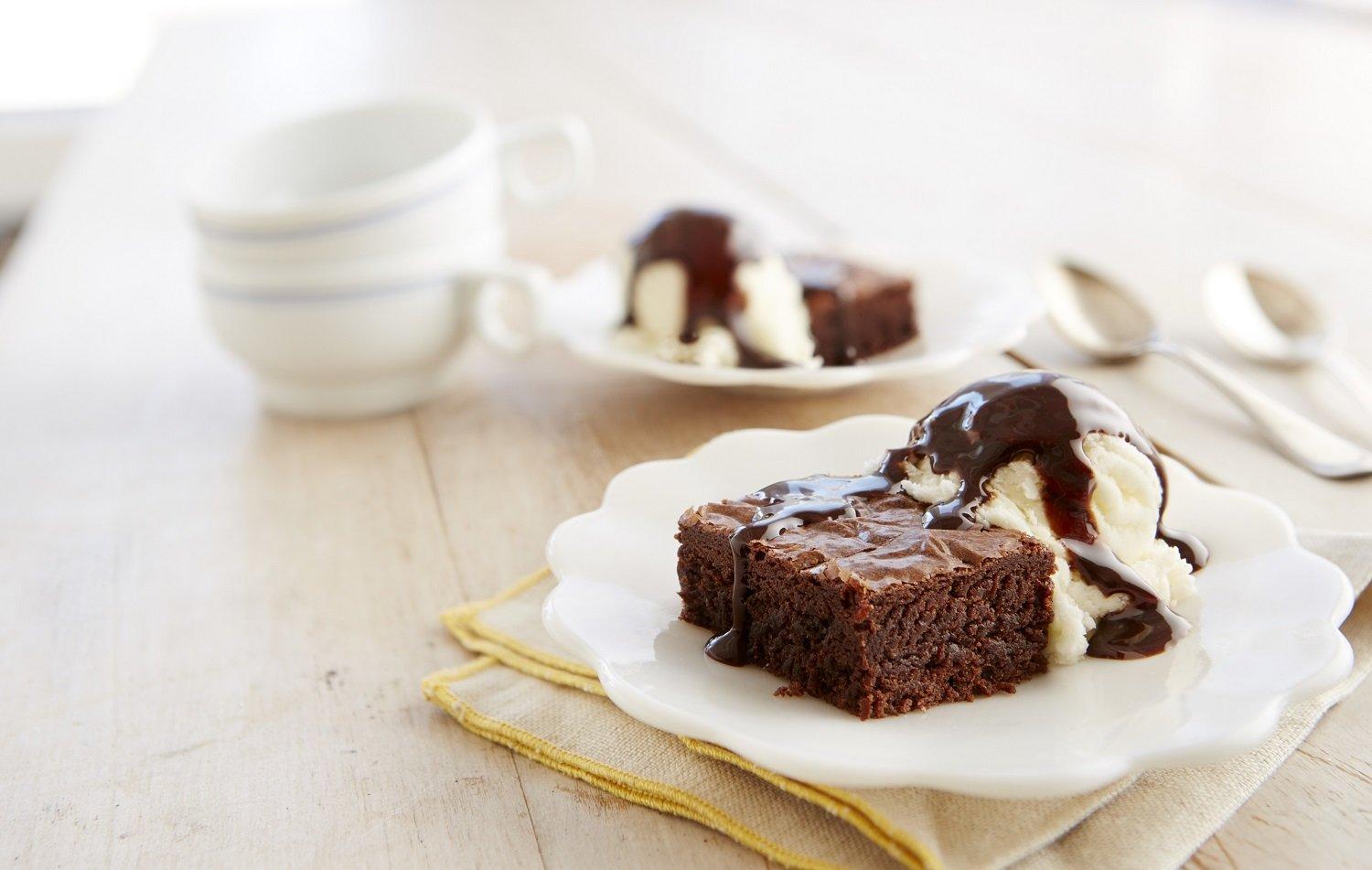 HERSHEY'S HERSHEY'S Syrup, Chocolate, Dessert Topping/Beverage Syrup, Gluten-Free, 48 Ounce (Pack of 12)