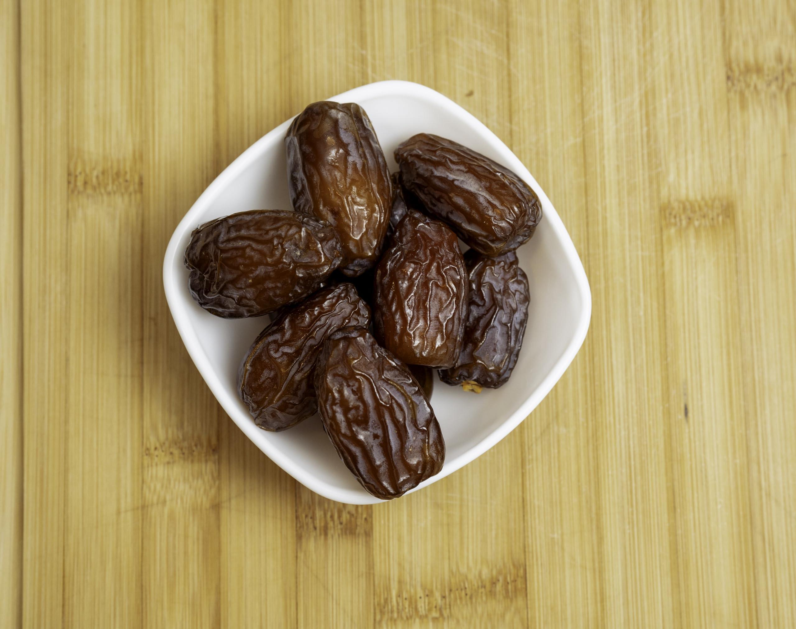 HARVEAST Harveast Organic Medjool Dates California Grown Jumbo Dates, Naturally Sweet, Healthy Snacking, Caramel Flavor, Pesticide, Free No Sugar Added Resealable Bag for Freshness, Baking (1 pounds)