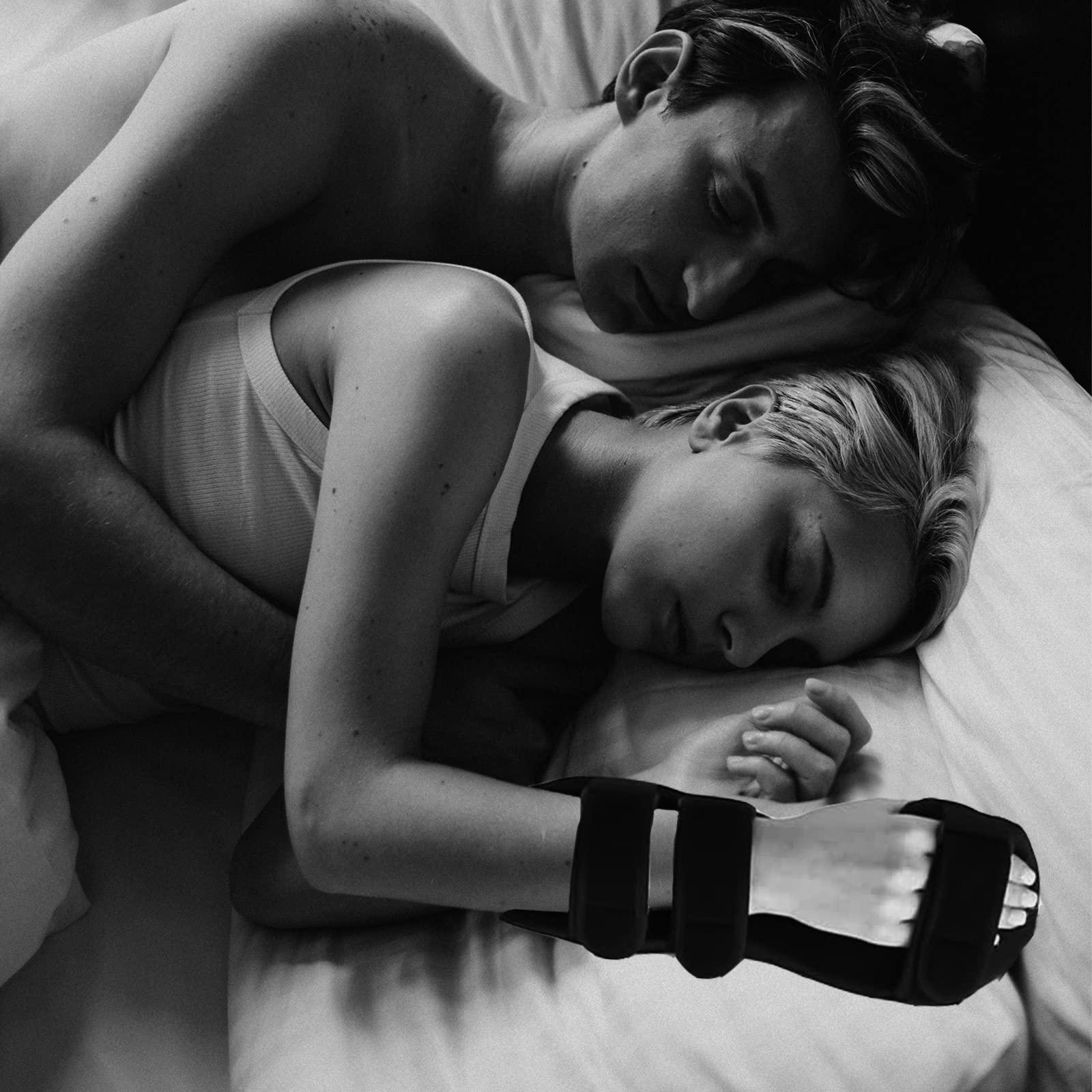 carezoe Carpal Tunnel Wrist Brace Night Support, Resting Hand Braces for Syndrome Tendonitis Carpelrx, Cockup Wrist Splint for Sleeping Sprained Pain Relief Orthopedic (Right, Medium)