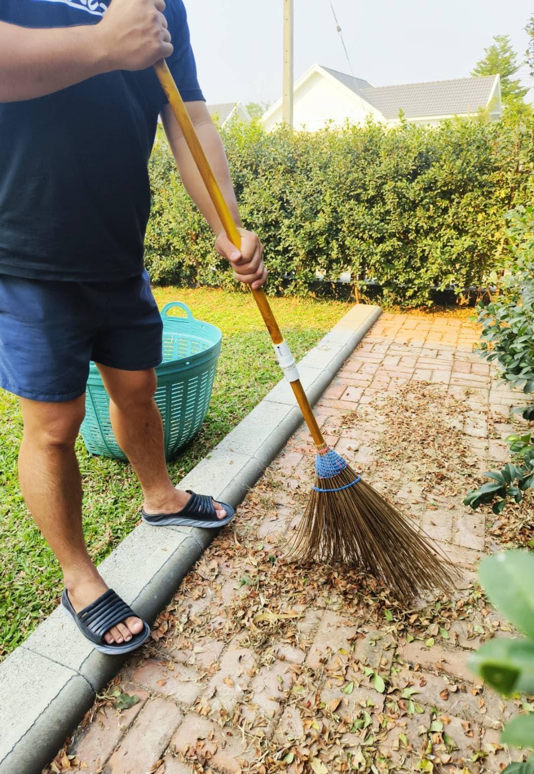 AW BROOMS Garden Broom, 61 Inch, Natural Coconut Leaf Broom,Outdoor Brooms, Sweep Snow and Wet Leaves Multi-Surfaces Sturdy Outdoor Coconut Leaf Broom Bamboo Stick Handle Durable Broom Asian Heavy Duty Broom