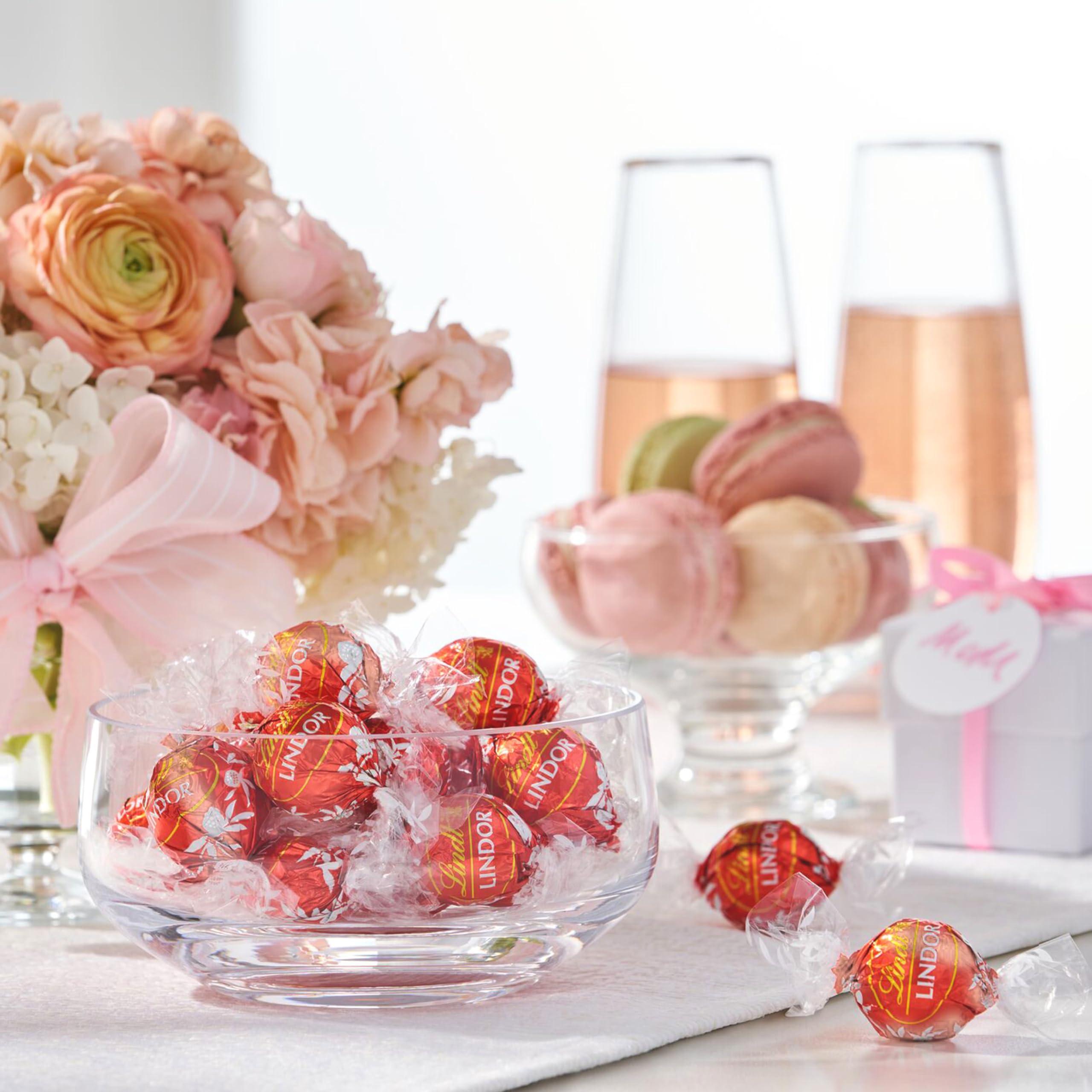 Lindt Lindt LINDOR Milk Chocolate Truffles, Milk Chocolate Candy with Smooth, Melting Truffle Center, 8.5 oz. Bag (6 Pack)