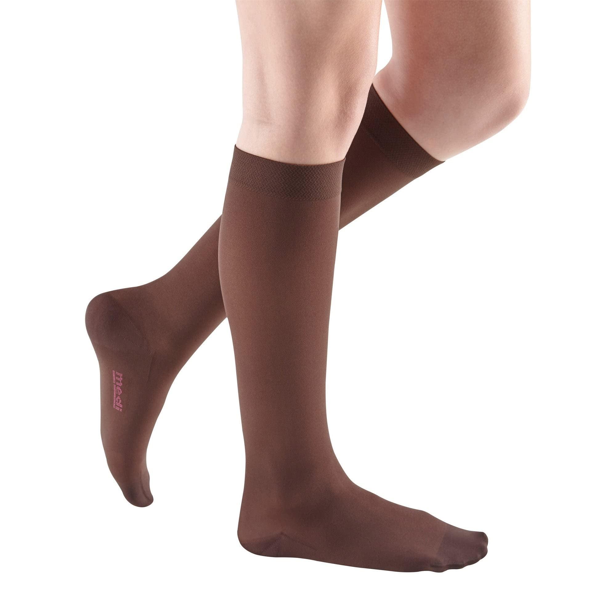 mediven mediven Comfort for Women 15-20 mmHg Closed Toe Leg Circulation Knee High Compression Stockings for Women Semi-Transparent Leg Support Compression Hosiery V-Petite Ebony