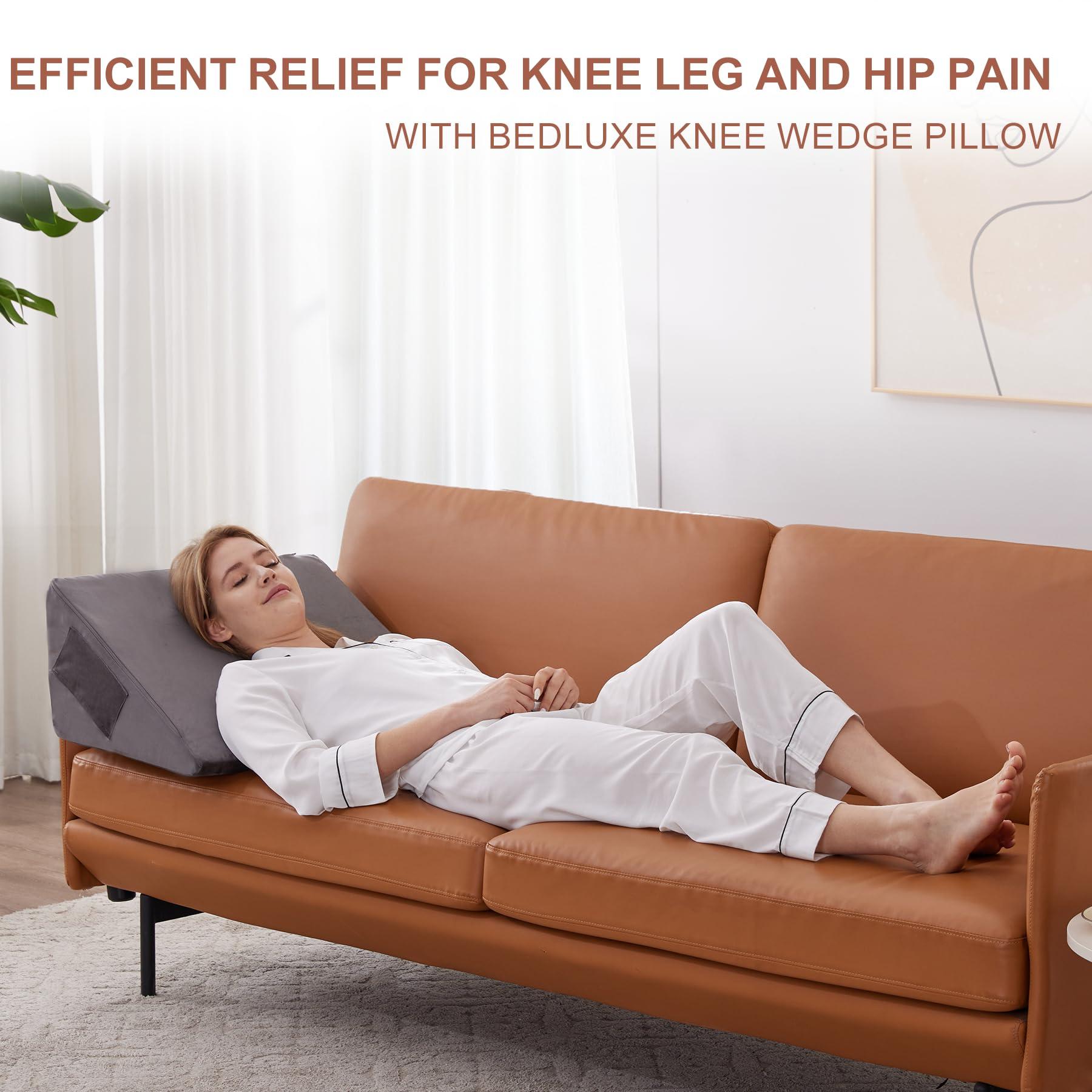 Bedluxe Knee Wedge Pillow, Memory Foam Leg Pillow Bed Wedge for Sleeping, Wedge Pillow for Legs Post Surgery, Triangle Pillow Wedge for Knee Support, Leg Elevation, Knee Hip Back Pain Relief, Short Plush