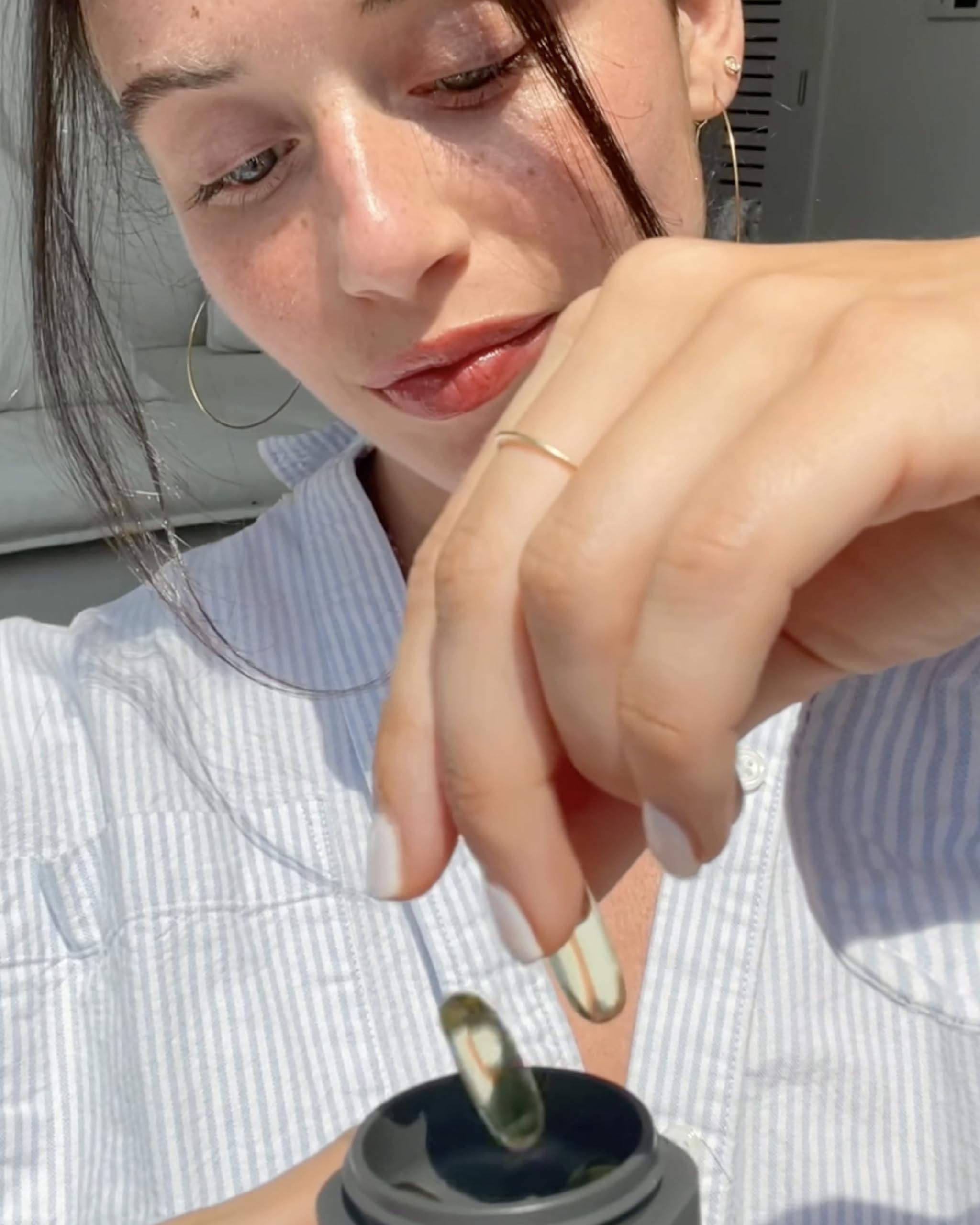 Cadence Cadence Travel Containers - Pill Case Set - Magnetic Travel Capsules - A Daily Pill Box for Supplements & Vitamins - Contains 7 Flex Mediums (0.56oz) with Labels for Everyday of The Week - Charcoal