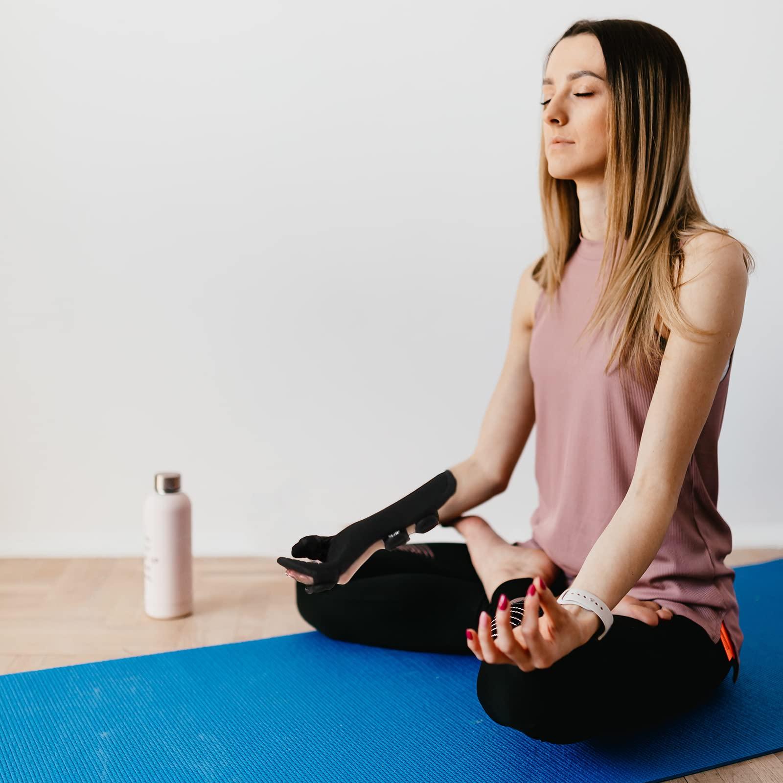 carezoe Carpal Tunnel Wrist Brace Night Support, Resting Hand Braces for Syndrome Tendonitis Carpelrx, Cockup Wrist Splint for Sleeping Sprained Pain Relief Orthopedic (Right, Medium)